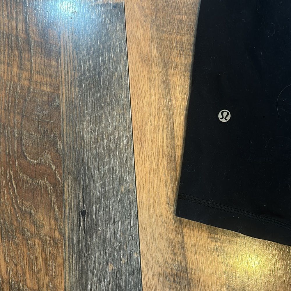 Lululemon shorts 8 (5200A) - Picture 3 of 3